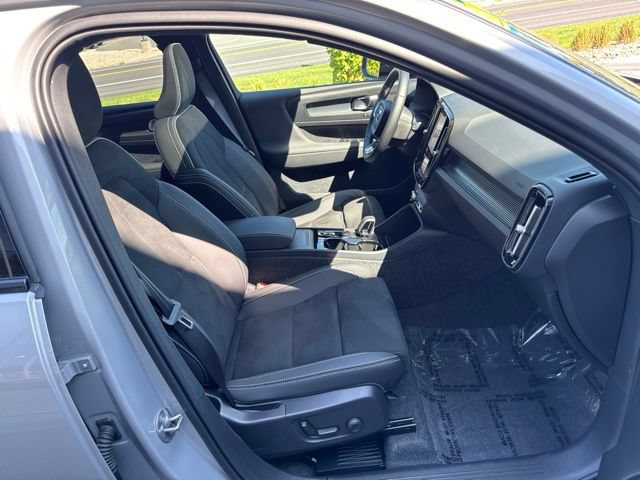 Certified 2025 Volvo XC40 B5 Plus AWD/4WD image 15