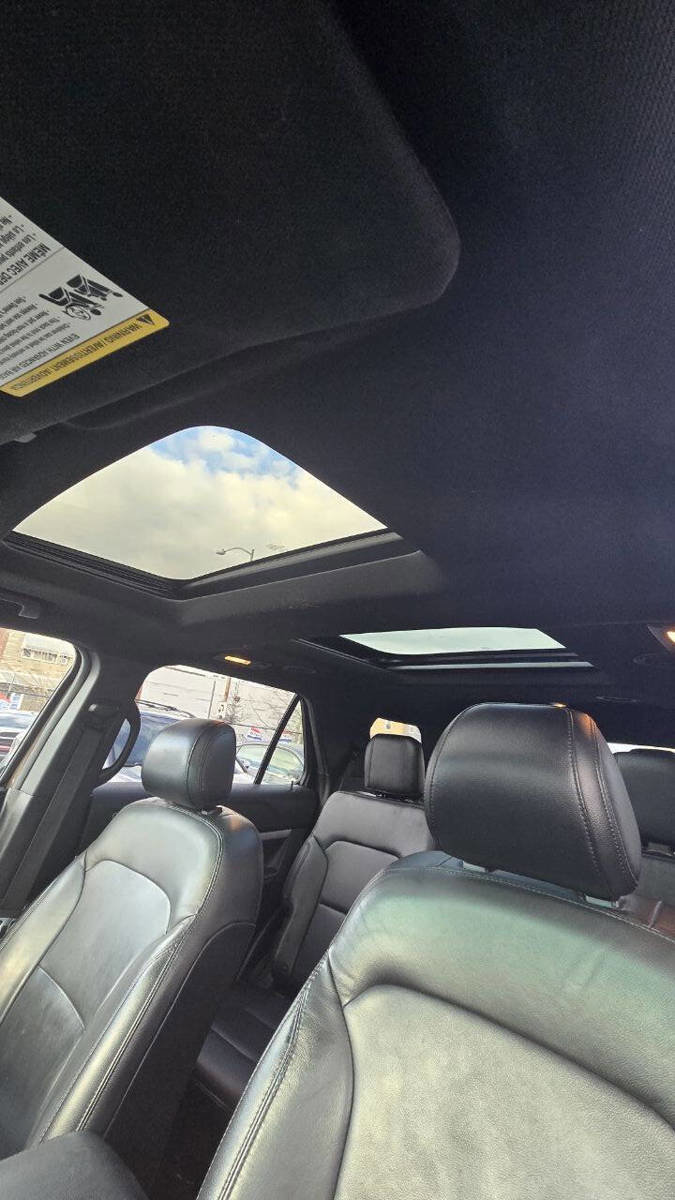 Used 2016 Ford Explorer XLT w/ Equipment Group 202A image 7