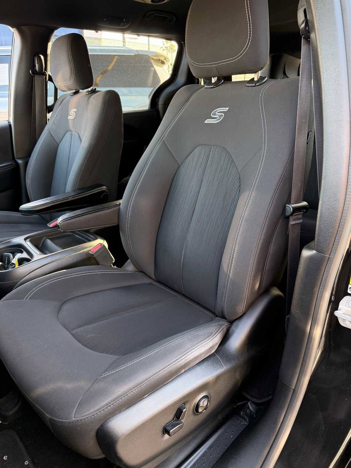 Used 2019 Chrysler Pacifica Touring Plus w/ S Appearance Package image 9