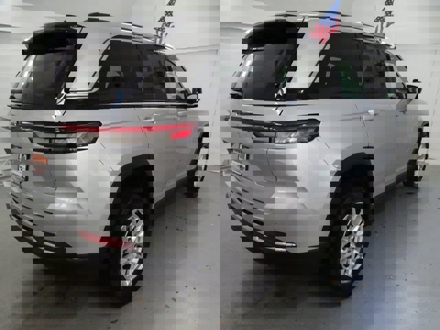 Certified 2023 Jeep Grand Cherokee Laredo X image 21