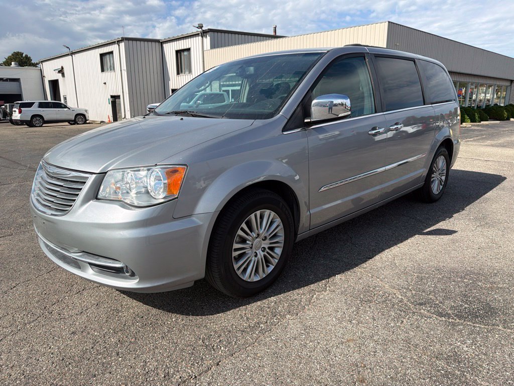Used 2015 Chrysler Town & Country Touring-L w/ Driver Convenience Group FWD image 6