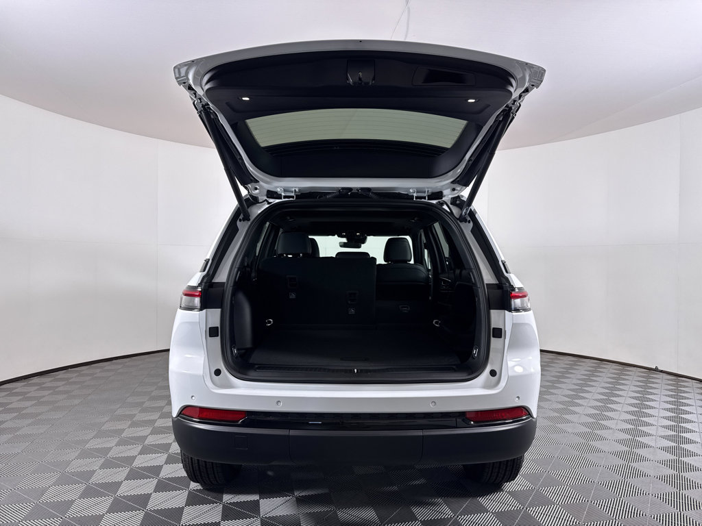 New 2025 Jeep Grand Cherokee Altitude image 11