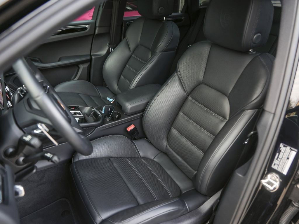 Certified 2025 Porsche Macan image 5