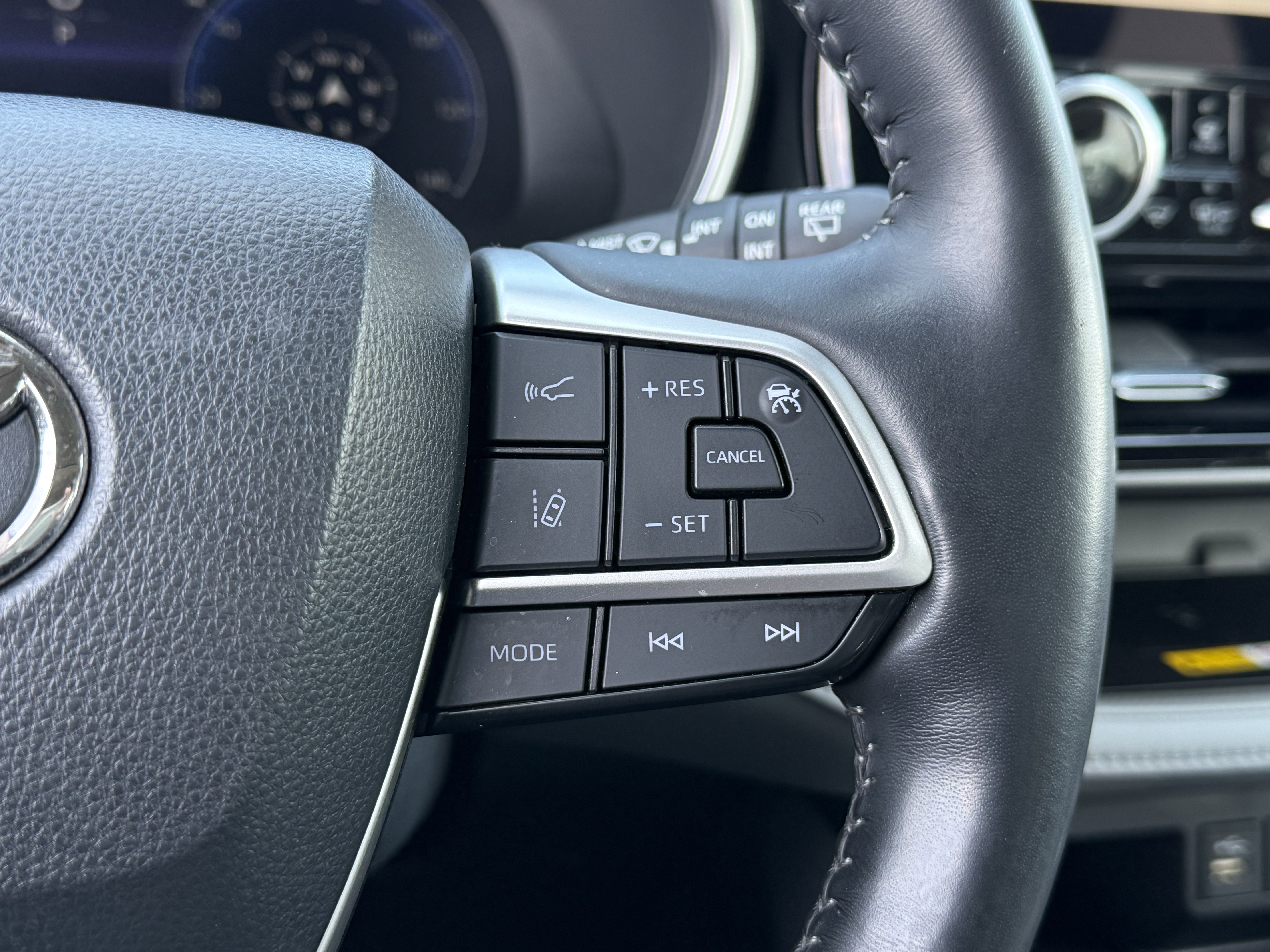 Used 2023 Toyota Highlander Limited image 28