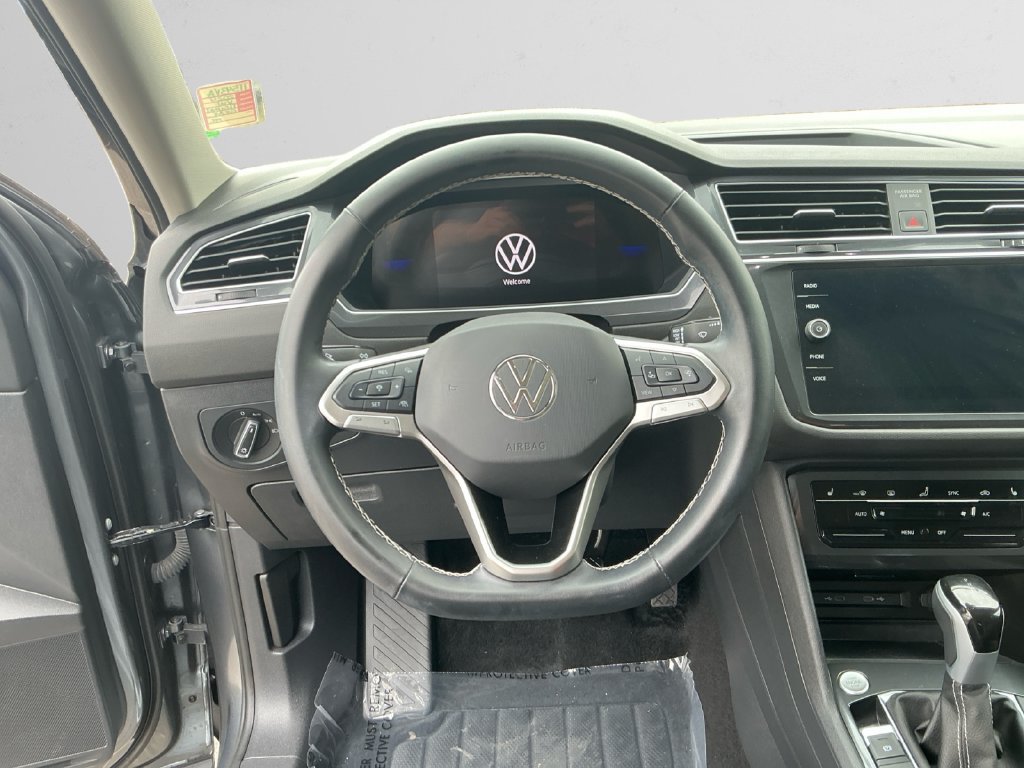 Used 2024 Volkswagen Tiguan SE w/ Panoramic Sunroof Package AWD/4WD image 12