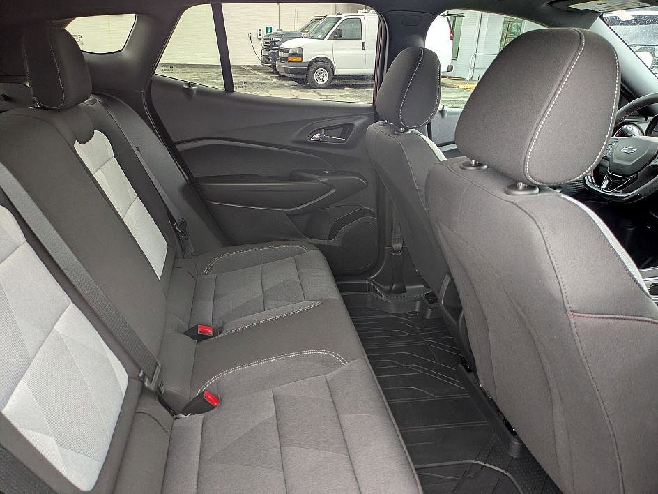 Certified 2025 Chevrolet Trax RS w/ Sunroof Package image 30