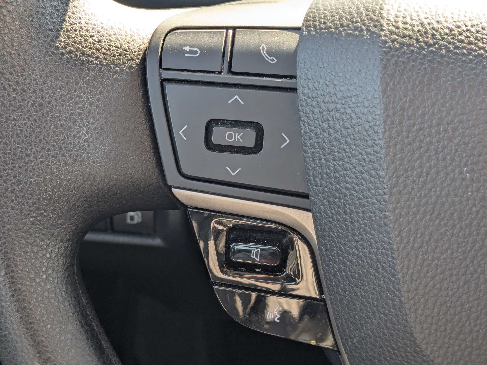 Used 2025 Toyota Camry LE FWD image 24