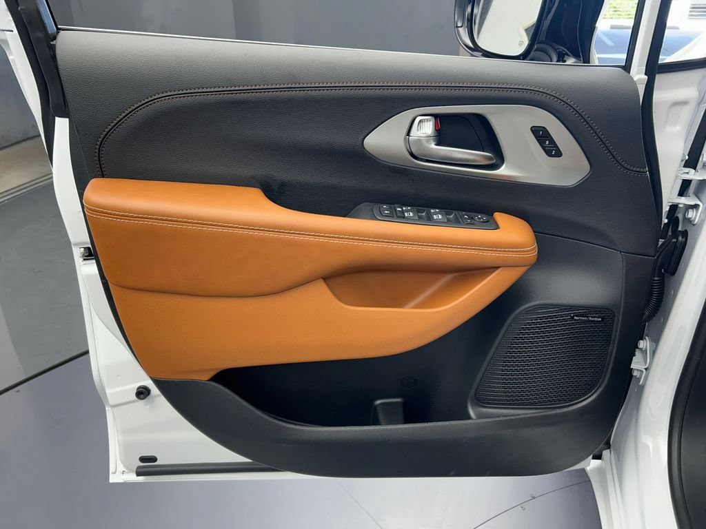 New 2026 Chrysler Pacifica Pinnacle FWD image 16