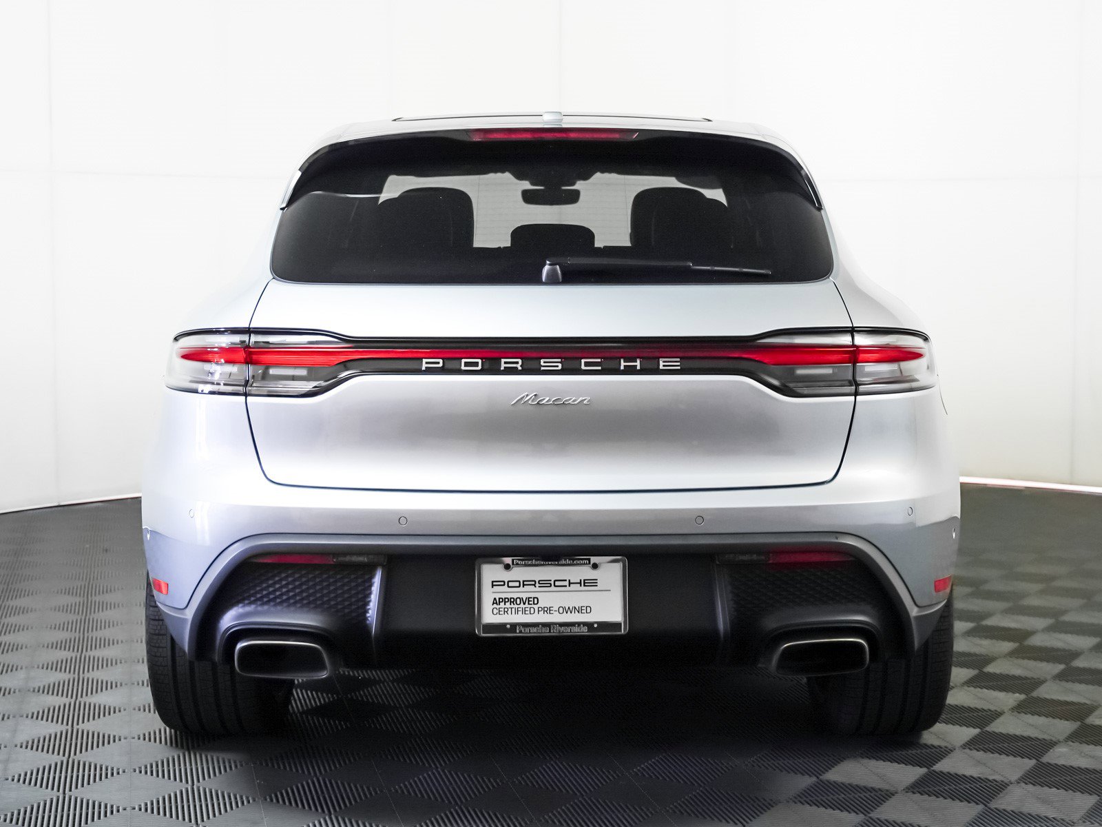Certified 2025 Porsche Macan image 11