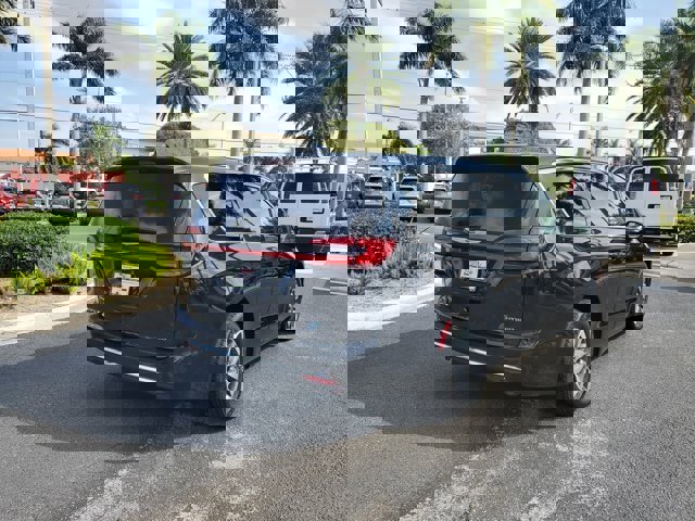 Used 2024 Chrysler Pacifica Select image 4