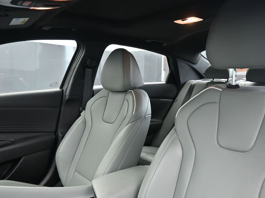 Used 2025 Hyundai Elantra Limited image 22