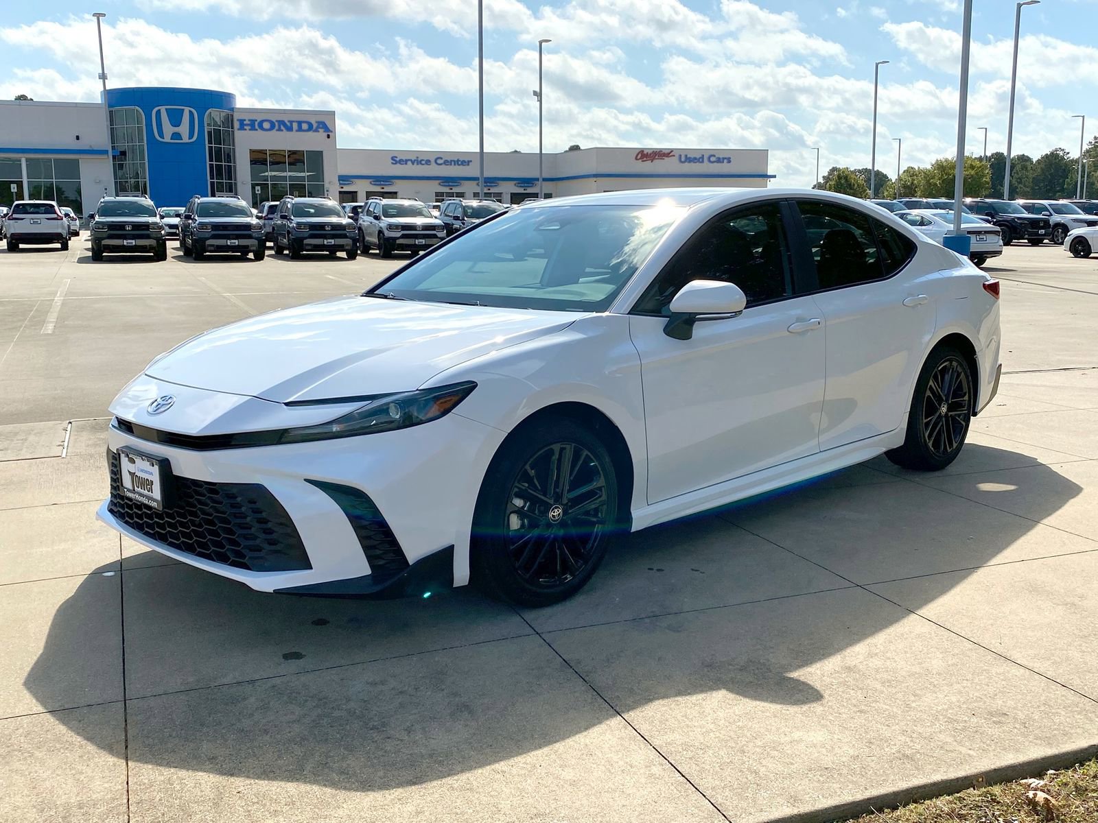 Used 2025 Toyota Camry SE image 3