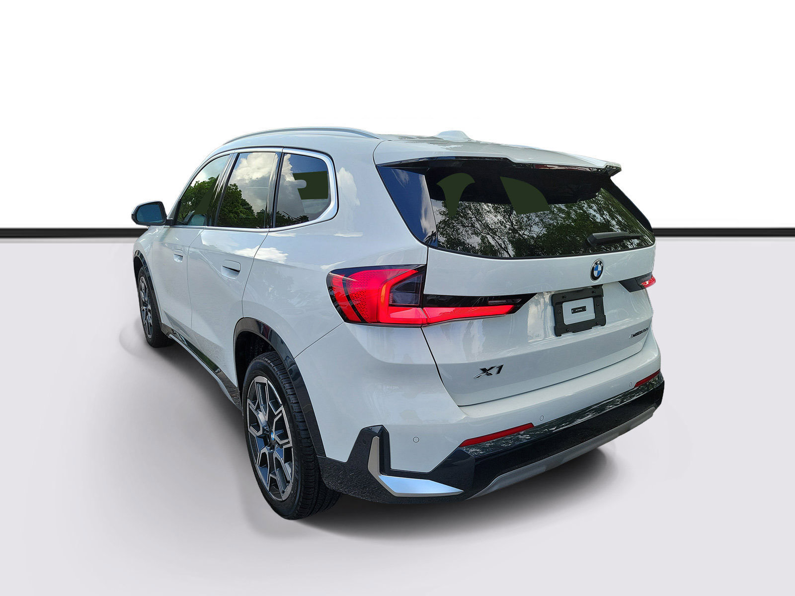 Used 2023 BMW X1 xDrive28i w/ Convenience Package AWD/4WD image 3