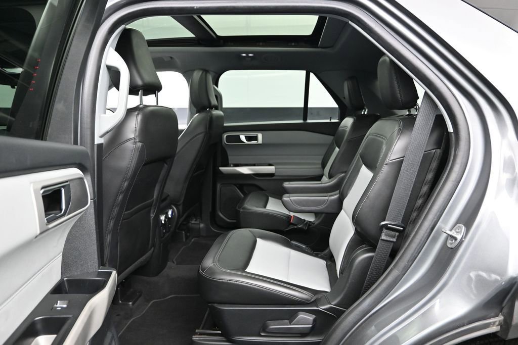 Used 2022 Ford Explorer XLT w/ Equipment Group 202A AWD/4WD image 18