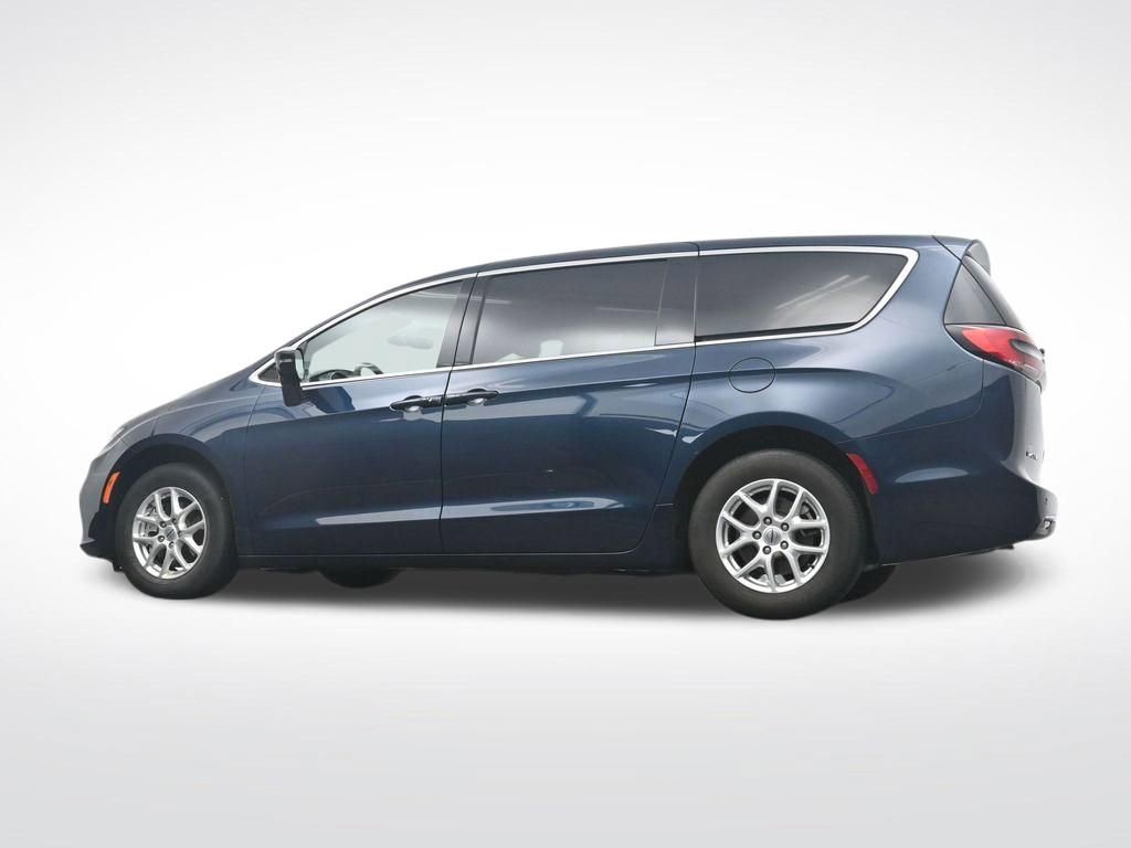 Used 2025 Chrysler Pacifica Select image 36