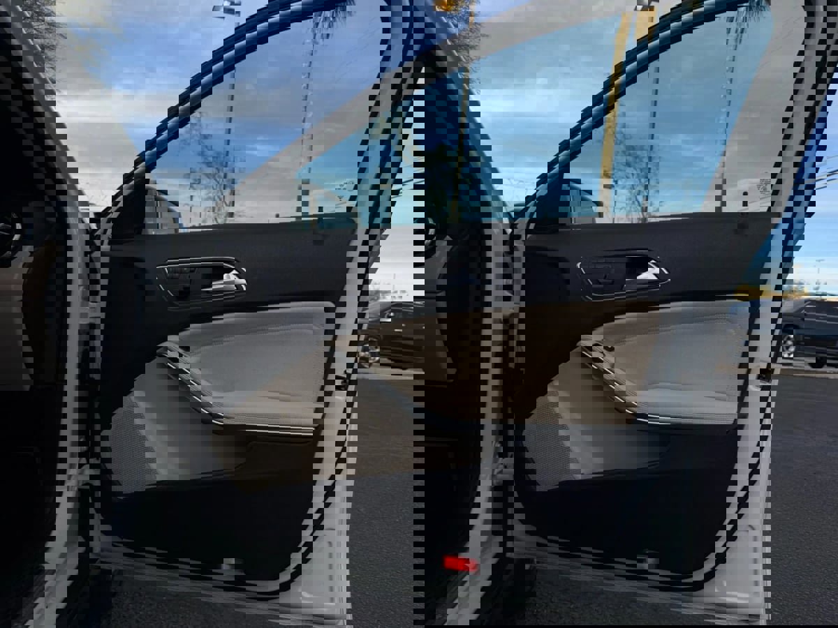 Used 2015 Mercedes-Benz GLA 250 4MATIC image 33