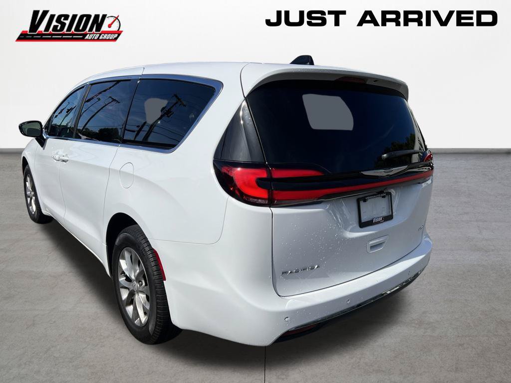 Used 2026 Chrysler Pacifica Select AWD/4WD image 4