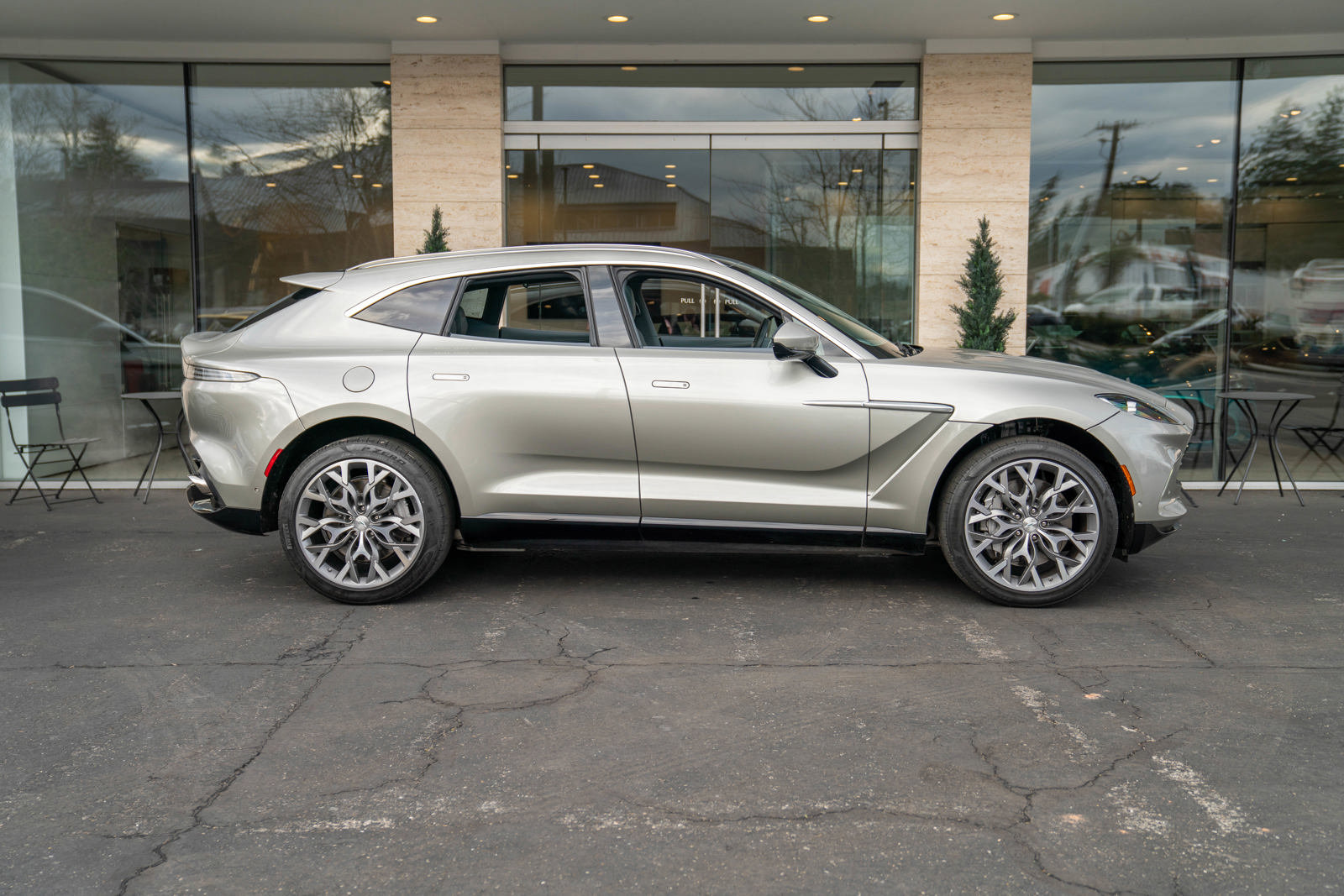 Used 2021 Aston Martin DBX image 57