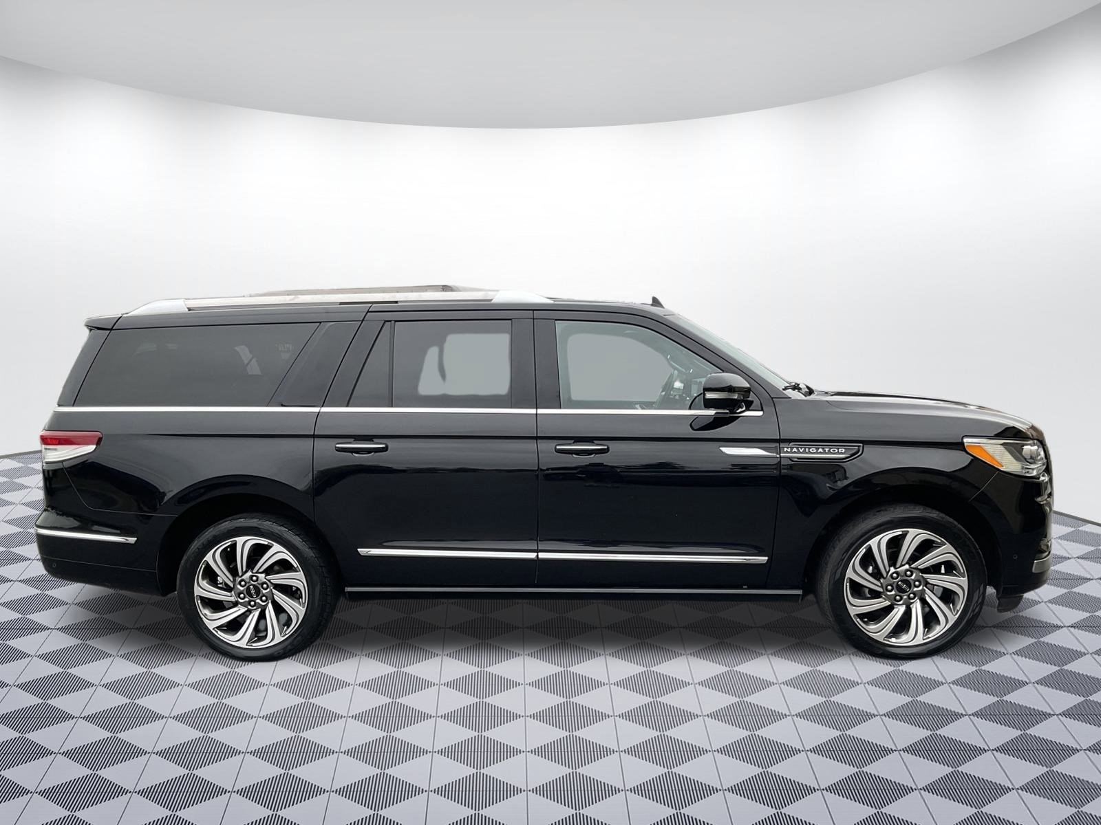 Used 2024 Lincoln Navigator L 4WD image 2