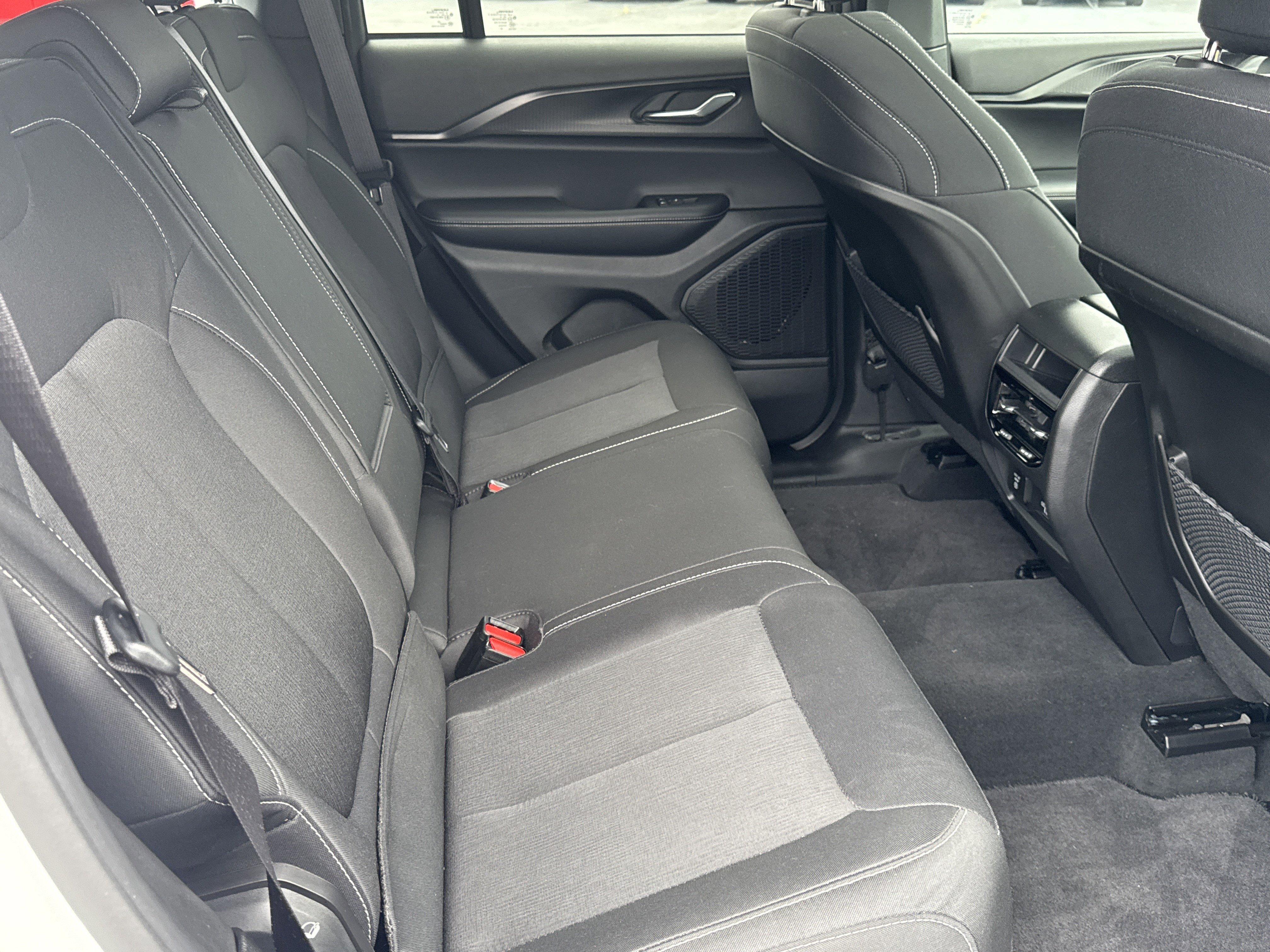 Used 2025 Jeep Grand Cherokee Laredo X w/ Luxury Tech Group I image 16