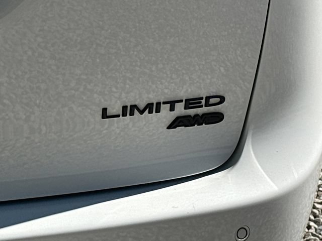 Used 2025 Chrysler Pacifica Limited AWD/4WD image 13