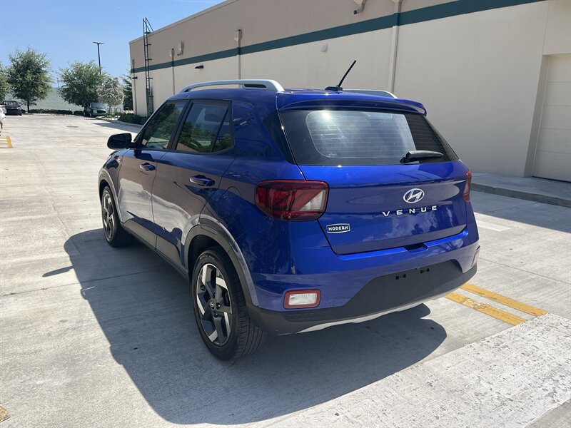 Used 2024 Hyundai Venue Limited FWD image 8