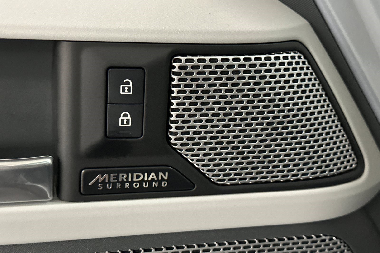 Used 2023 Land Rover Defender 130 X-Dynamic SE image 16