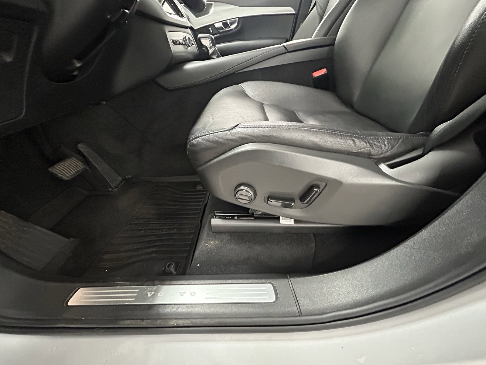 Used 2021 Volvo XC90 T5 Momentum w/ Climate Package image 31