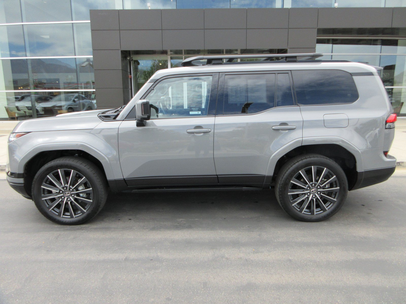Used 2024 Lexus GX 550 w/ Accessory Package (31) AWD/4WD image 3