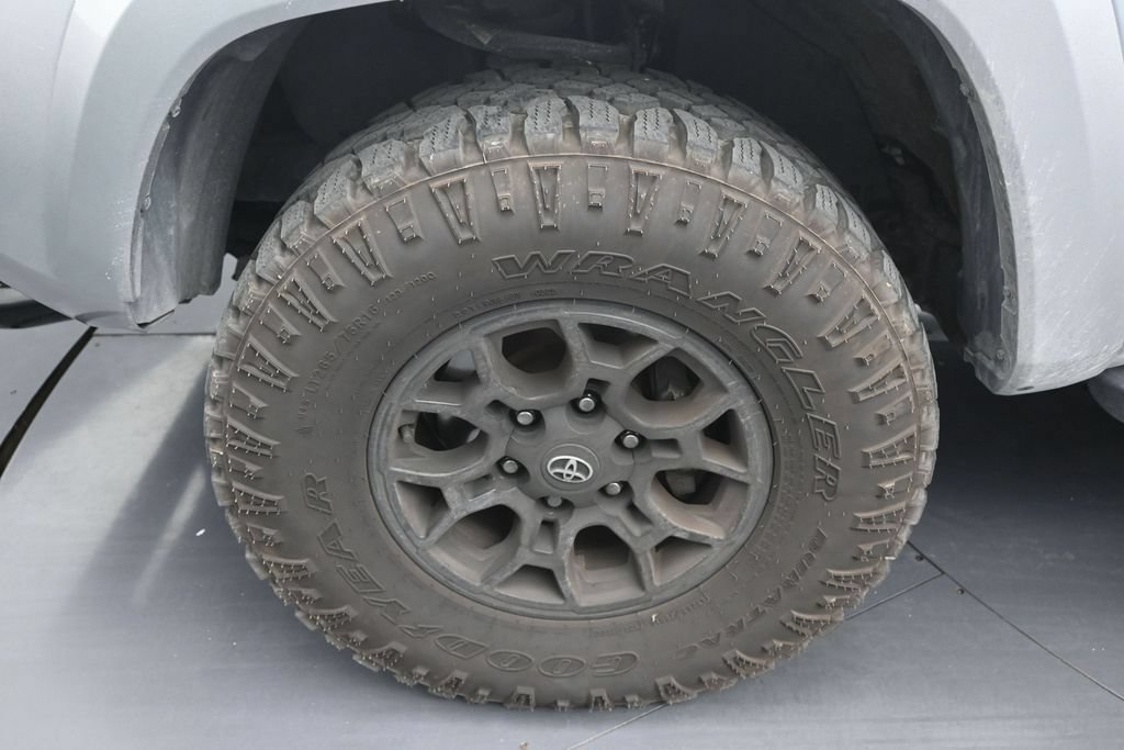 Used 2022 Toyota Tacoma SR5 w/ Technology Package RWD image 9