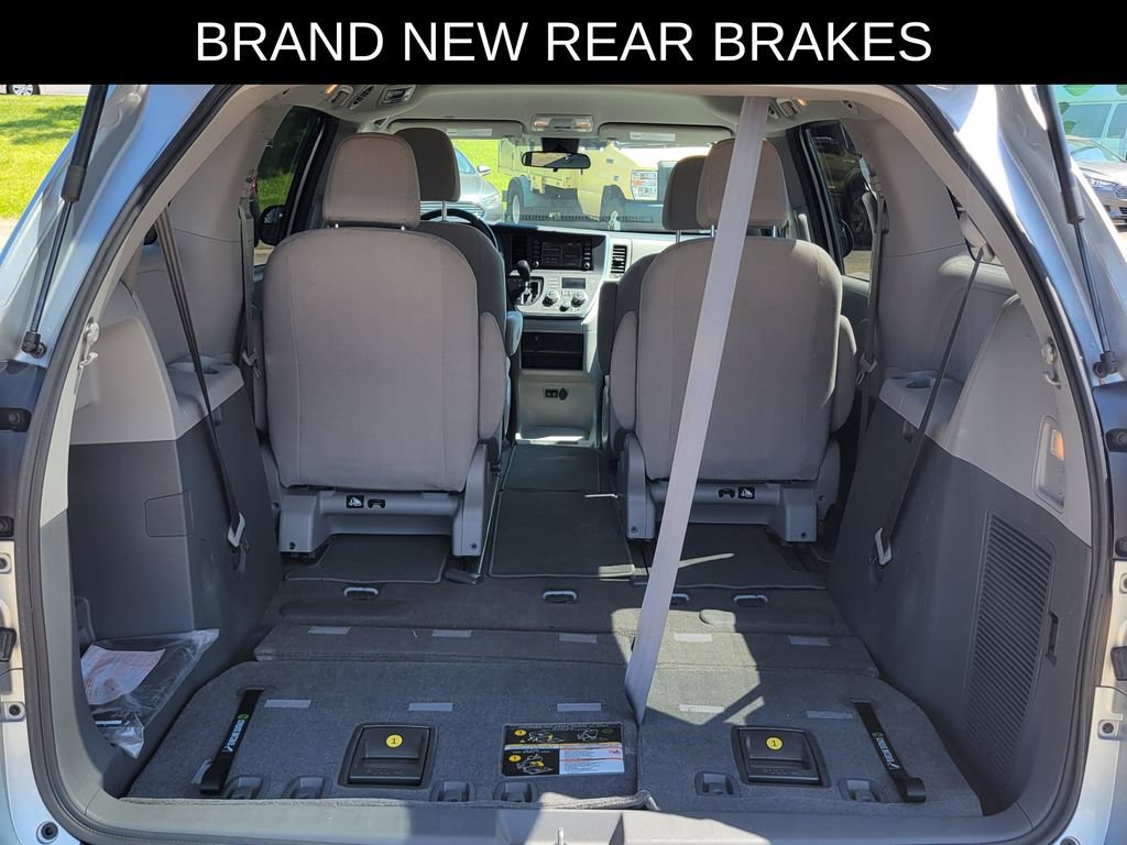 Used 2019 Toyota Sienna L w/ Carpet Mat Package FWD image 6