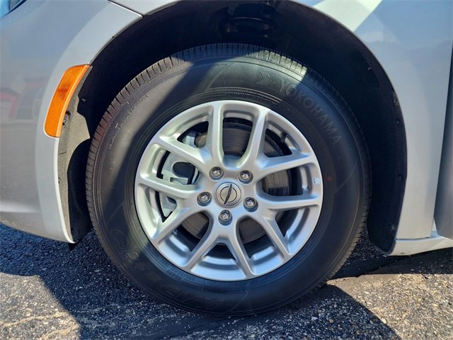 Used 2024 Chrysler Pacifica Touring-L image 35