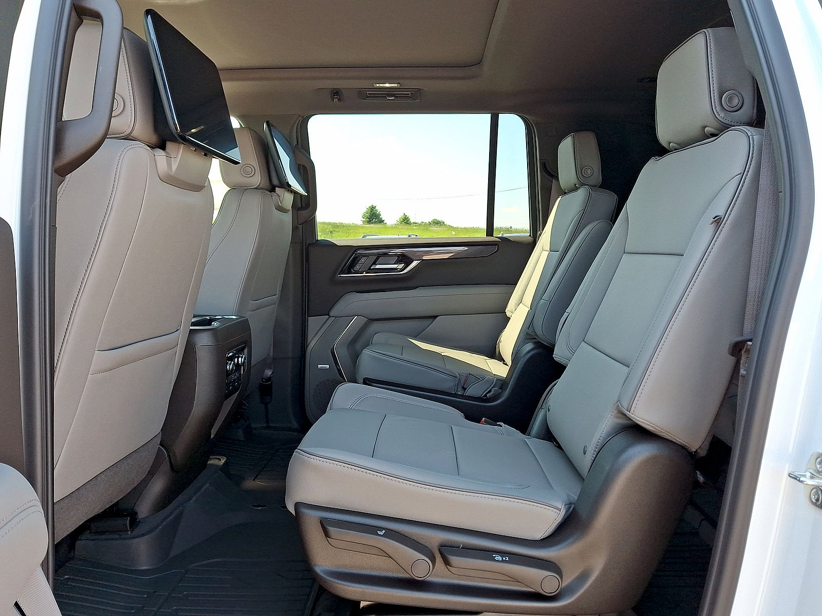 New 2026 GMC Yukon XL Elevation w/ Elevation Premium Package AWD/4WD image 13