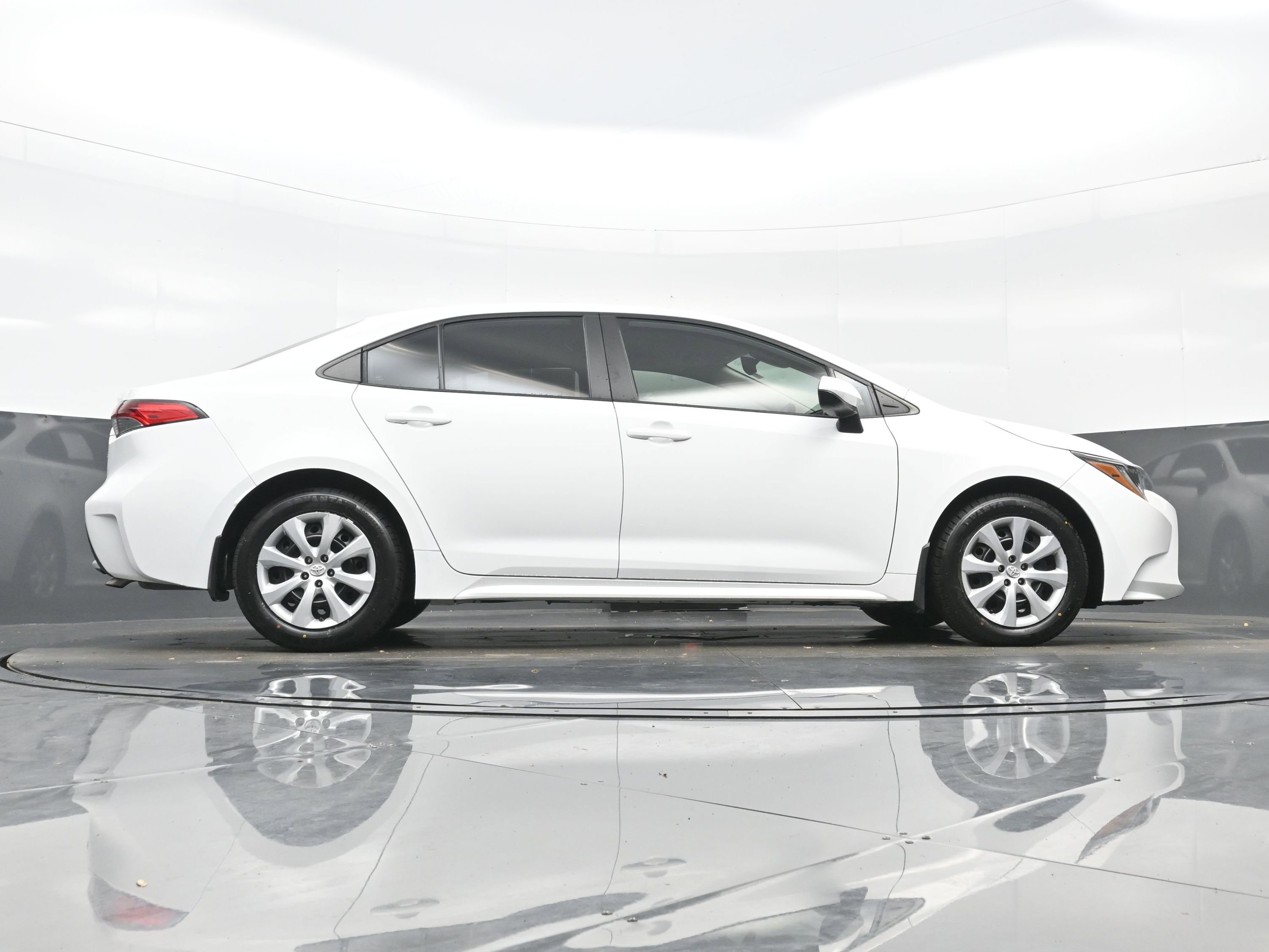 Used 2022 Toyota Corolla LE image 30