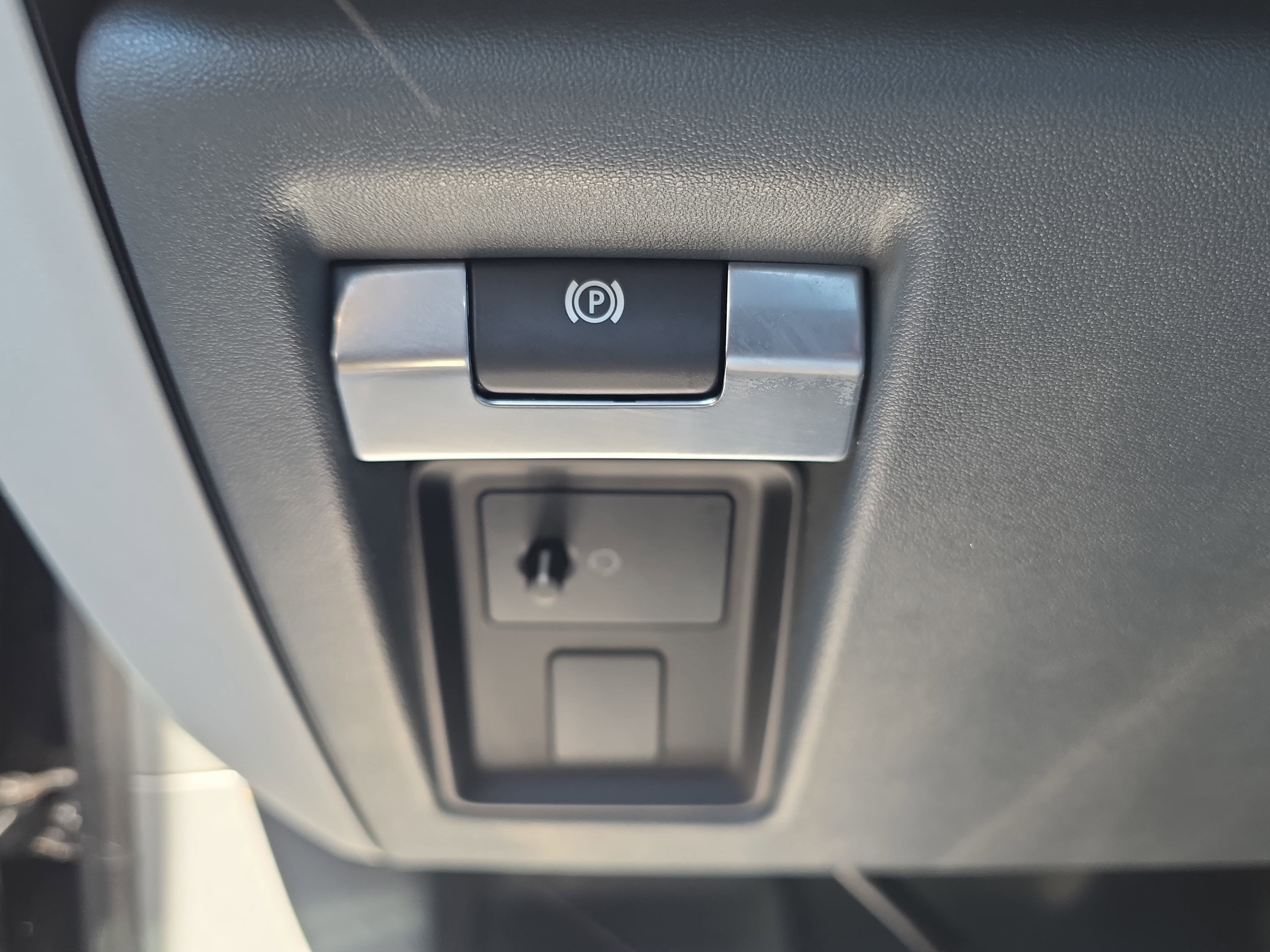 Used 2025 Land Rover Defender 110 S image 26