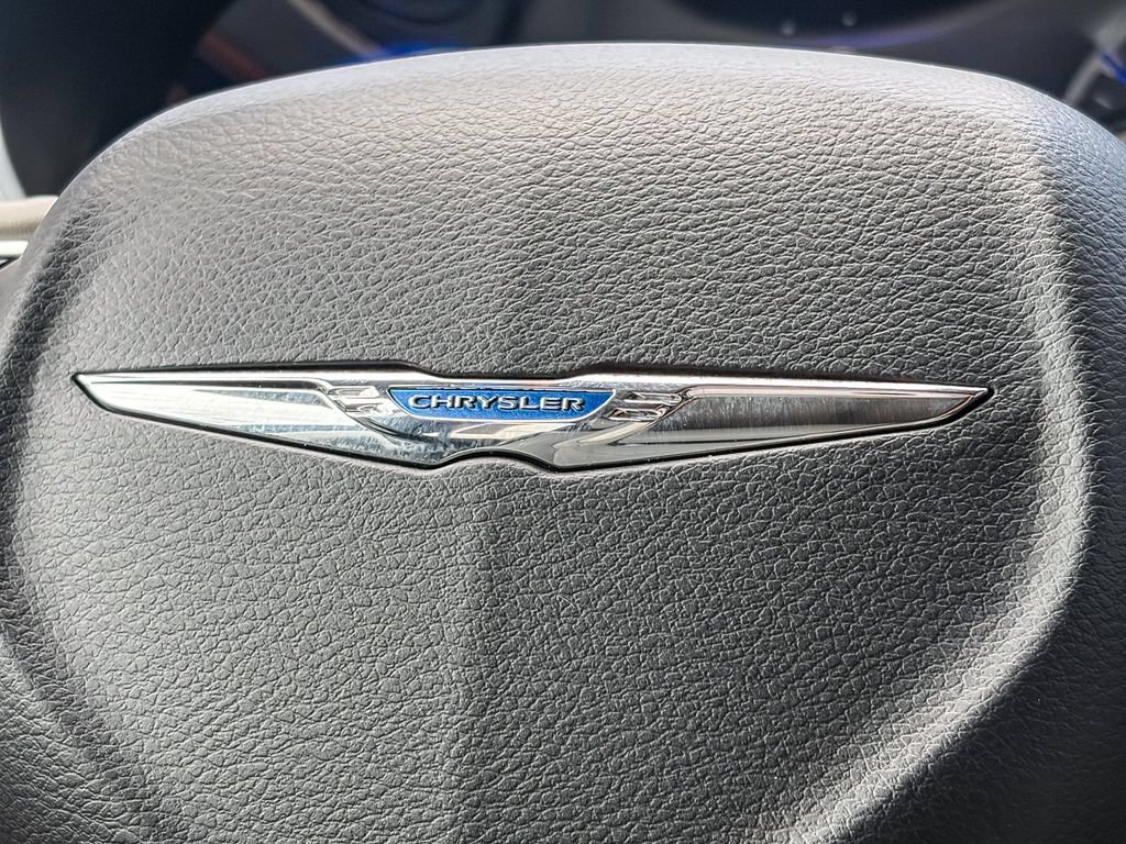 Used 2017 Chrysler Pacifica Limited w/ UConnect Theater Package FWD image 21