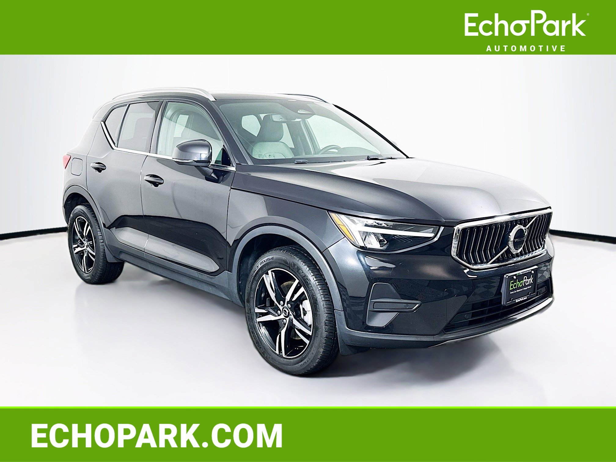 Used 2024 Volvo XC40 B5 Core image 1