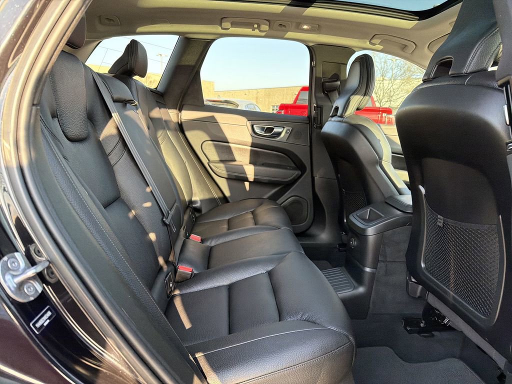 Used 2022 Volvo XC60 T8 Inscription image 16