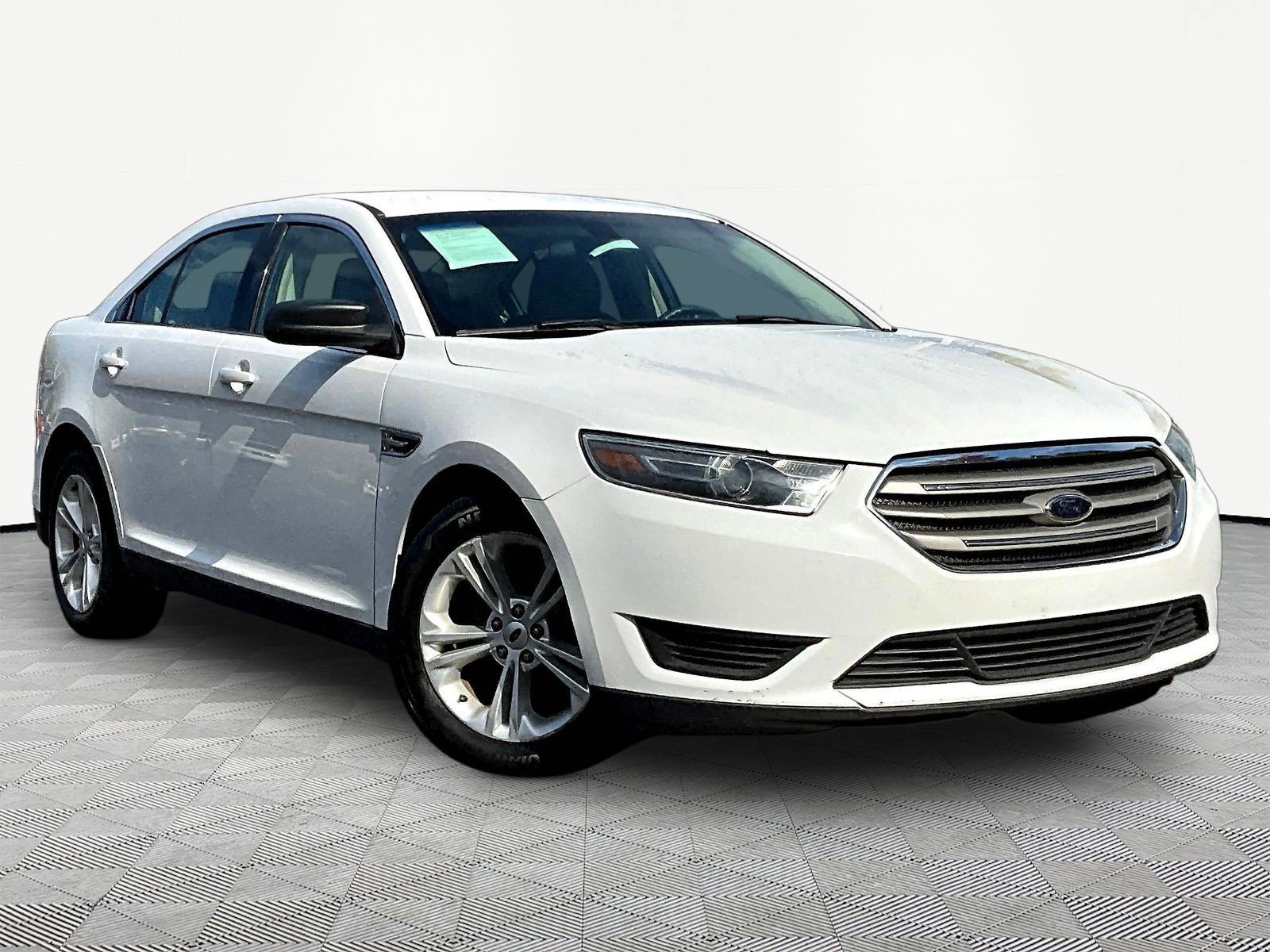 Used 2016 Ford Taurus SE FWD image 3