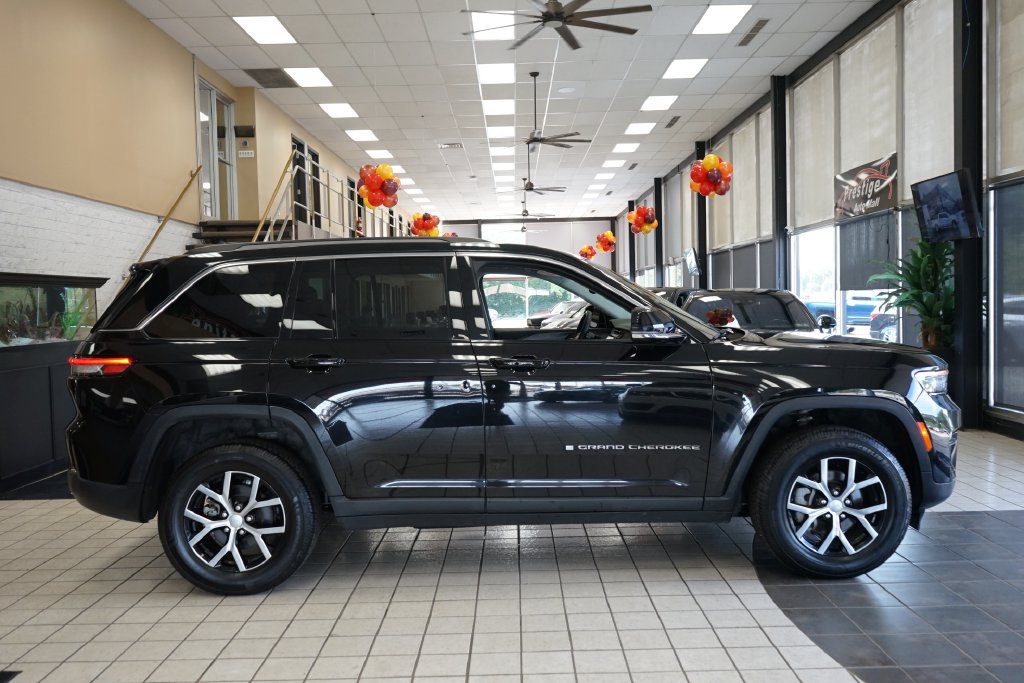 Used 2023 Jeep Grand Cherokee Limited AWD/4WD image 14