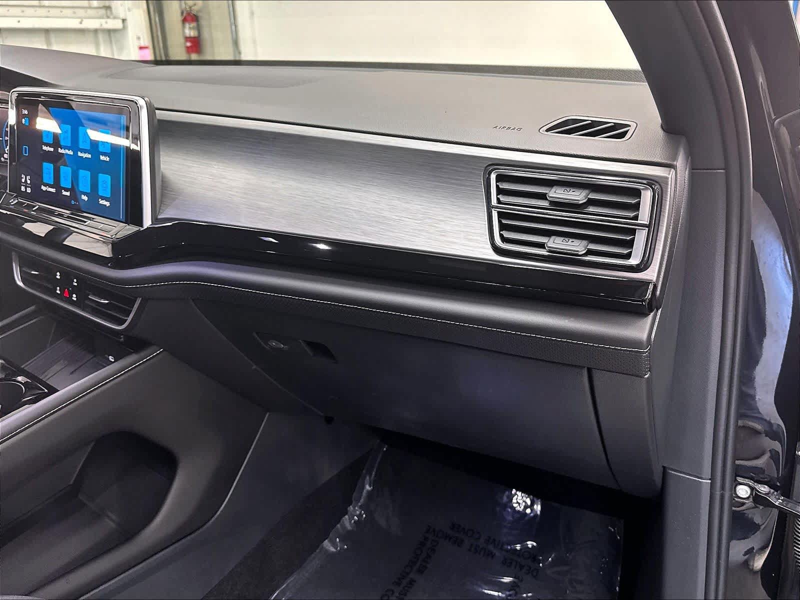 Certified 2026 Volkswagen Atlas Cross Sport SE w/ Panoramic Sunroof Package AWD/4WD image 29