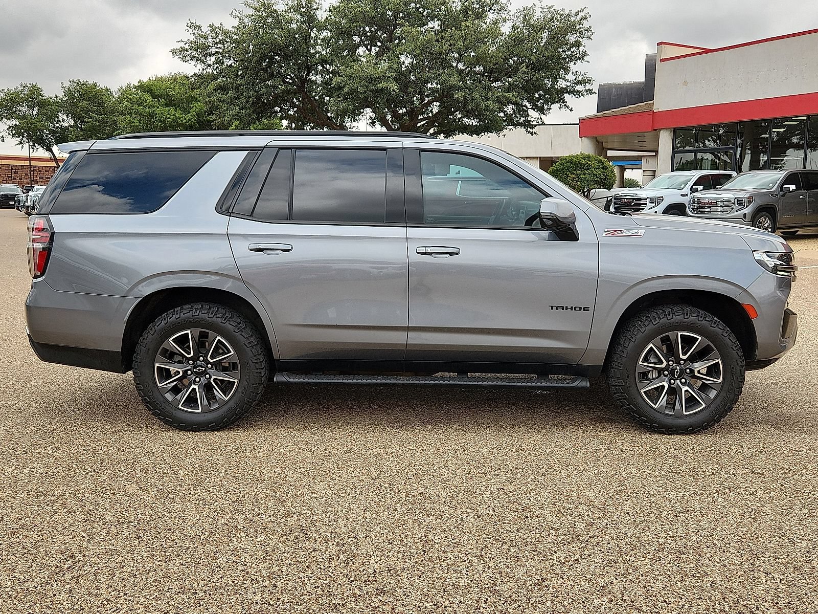 Used 2022 Chevrolet Tahoe Z71 w/ Luxury Package AWD/4WD image 5