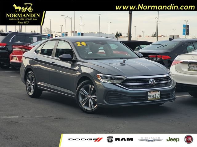 Used 2024 Volkswagen Jetta SE image 1