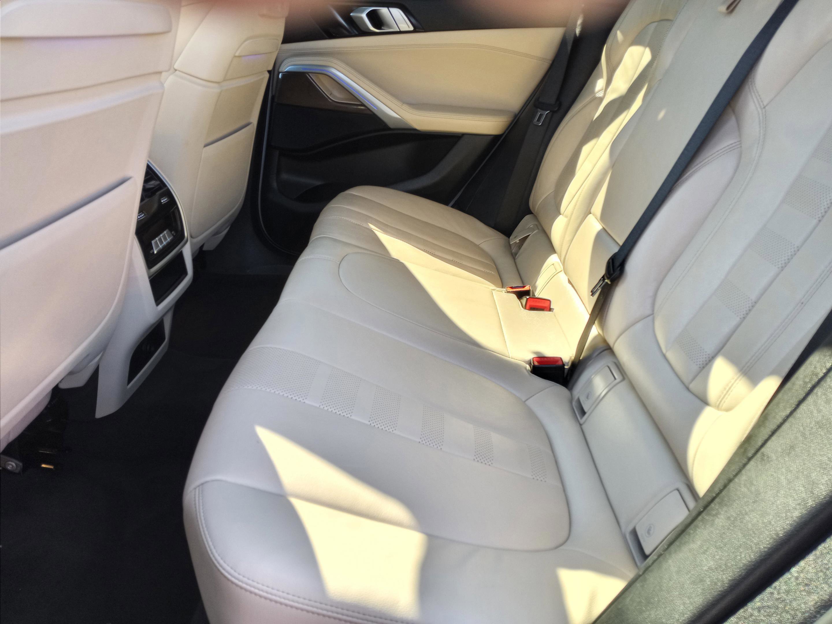 Used 2022 BMW X6 xDrive40i w/ Executive Package image 32