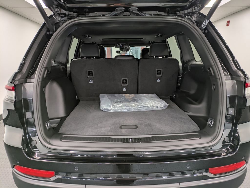 Used 2025 Jeep Grand Cherokee Altitude image 24