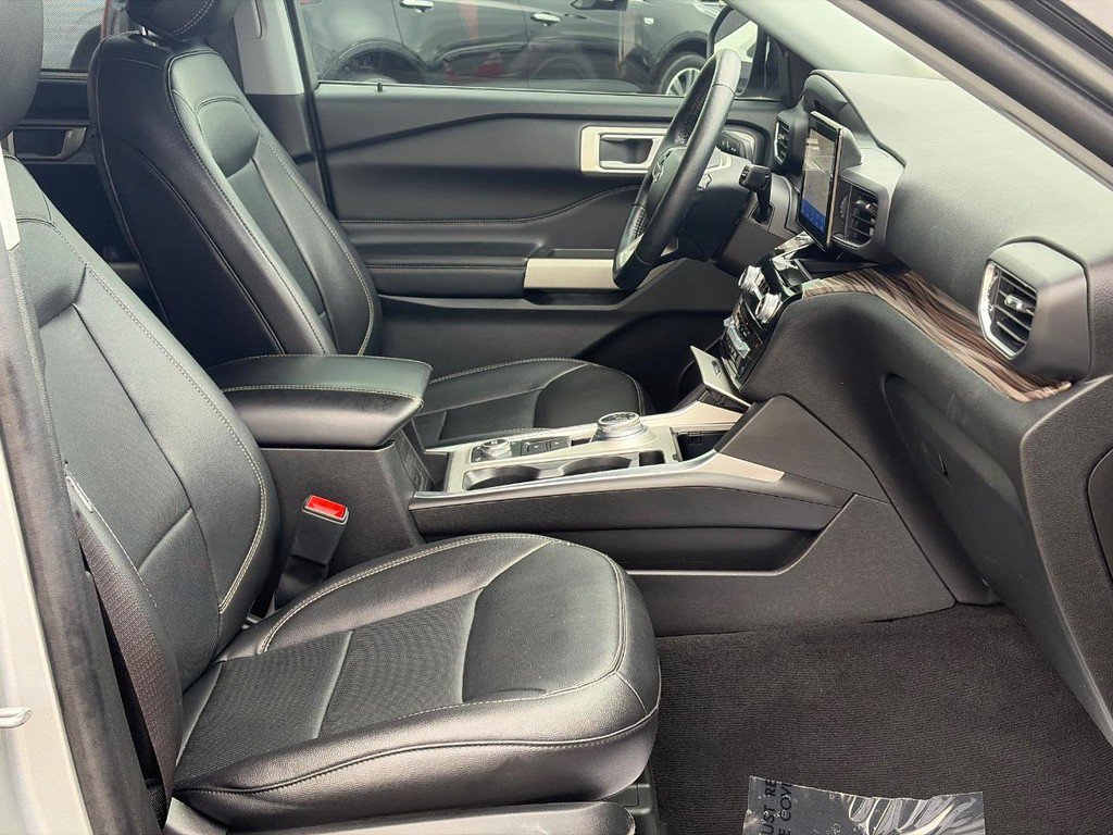 Used 2023 Ford Explorer Limited AWD/4WD image 17