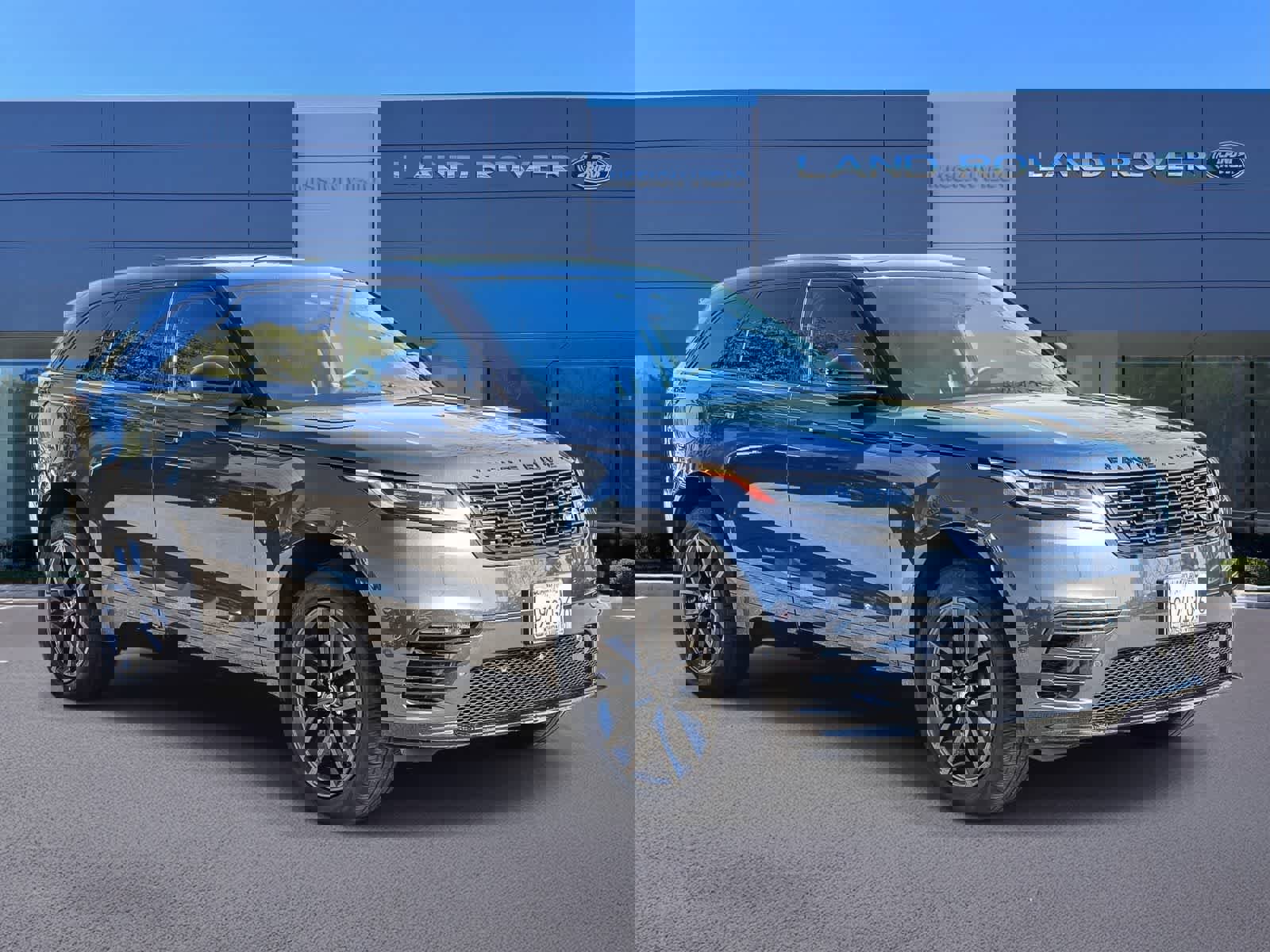 Used 2025 Land Rover Range Rover Velar Dynamic SE AWD/4WD image 3