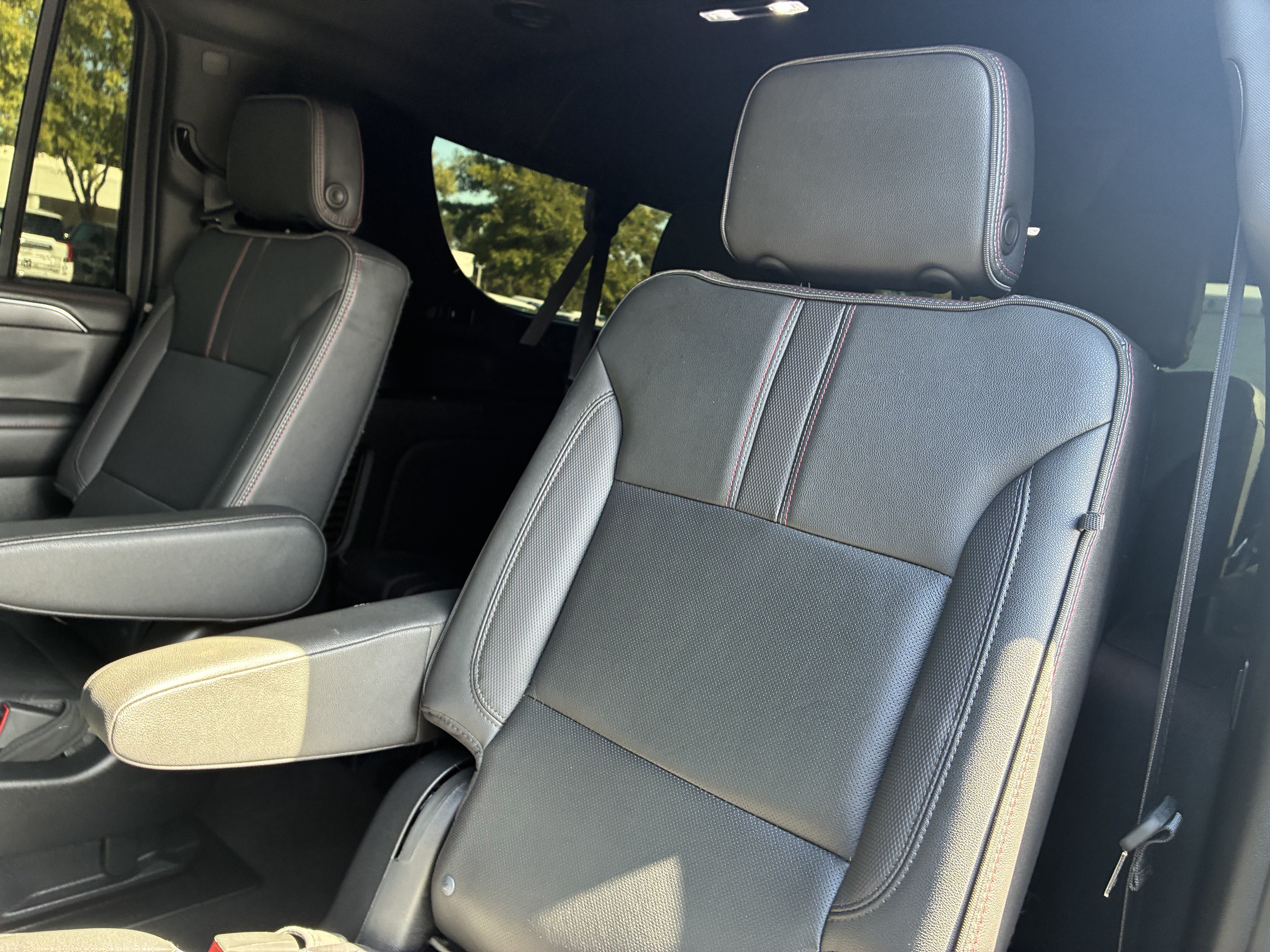 Used 2022 Chevrolet Suburban RST w/ Luxury Package RWD image 10