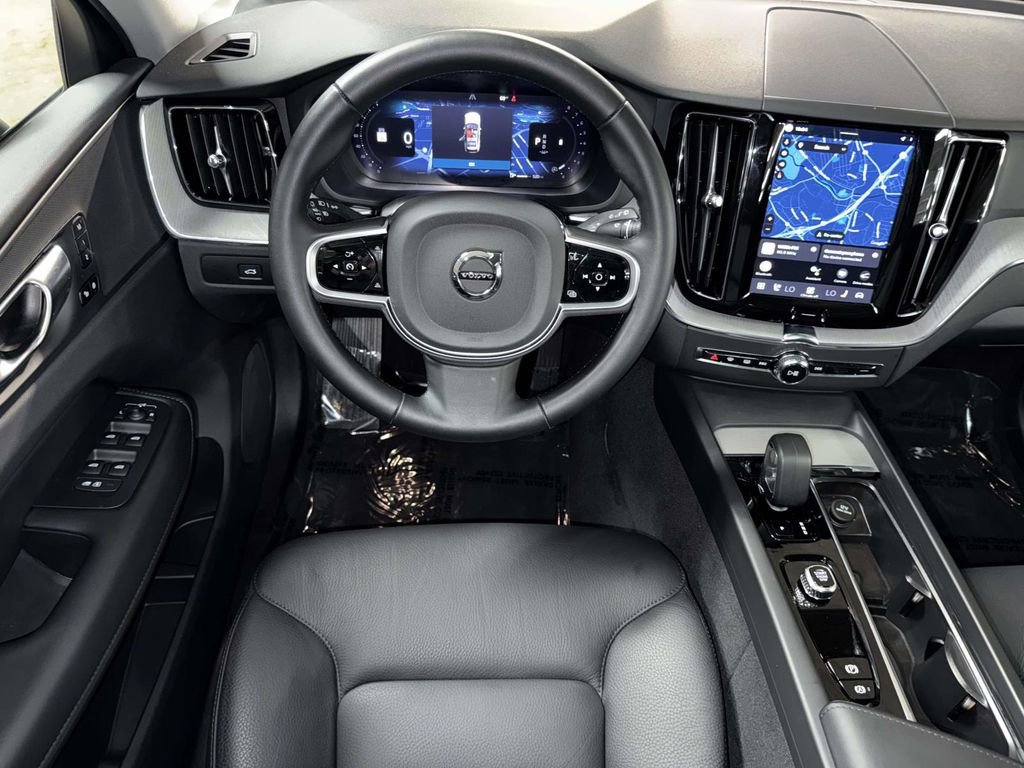 Used 2025 Volvo XC60 B5 Plus image 4