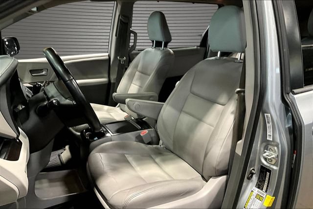 Used 2019 Toyota Sienna XLE FWD image 20